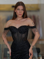 Abito da sera lungo in tulle con perline e spalline scoperte, decorato con paillettes a spirale
