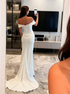 Vestido largo de fiesta sirena de satén con corsé y cuentas, sin hombros