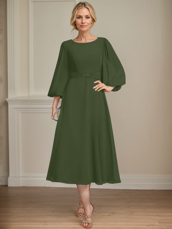 A-Linien Rundhals Tee-Länge Chiffon Kleid für die Brautmutter mit Kristallbrosche und Plissees