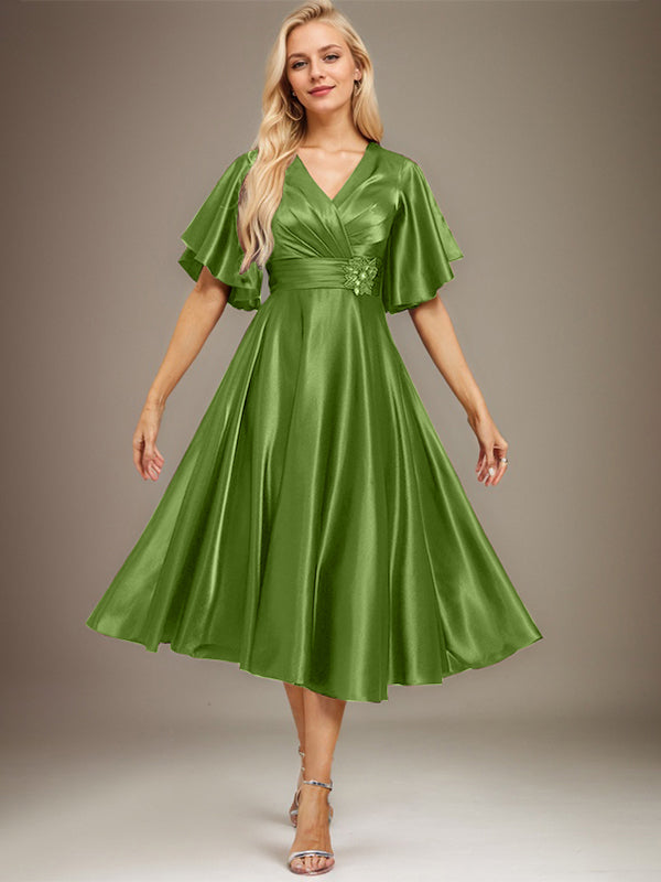 A-Linien V-Ausschnitt knielanges Stretch-Satin-Mutter-der-Braut-Kleid mit Perlen und Falten