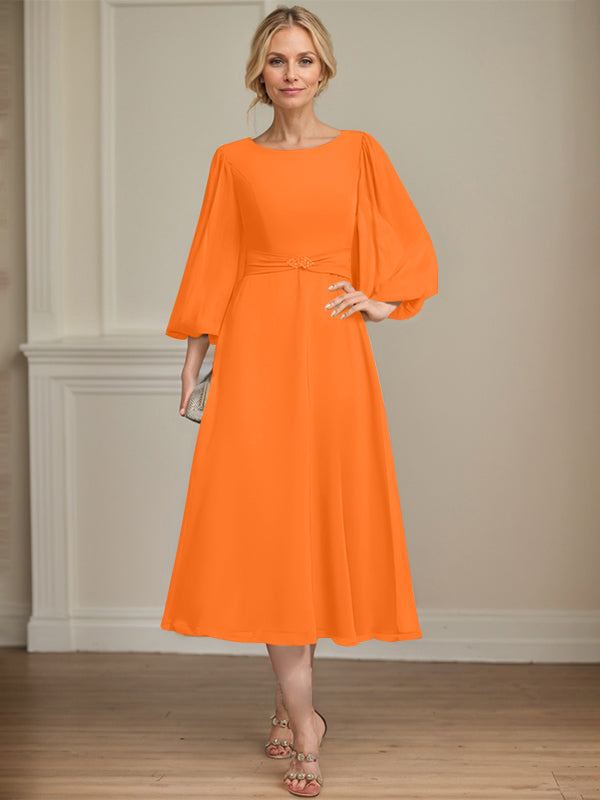 A-Linien Rundhals Tee-Länge Chiffon Kleid für die Brautmutter mit Kristallbrosche und Plissees