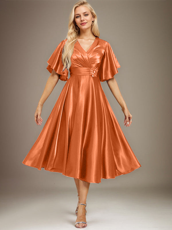 A-Linien V-Ausschnitt knielanges Stretch-Satin-Mutter-der-Braut-Kleid mit Perlen und Falten