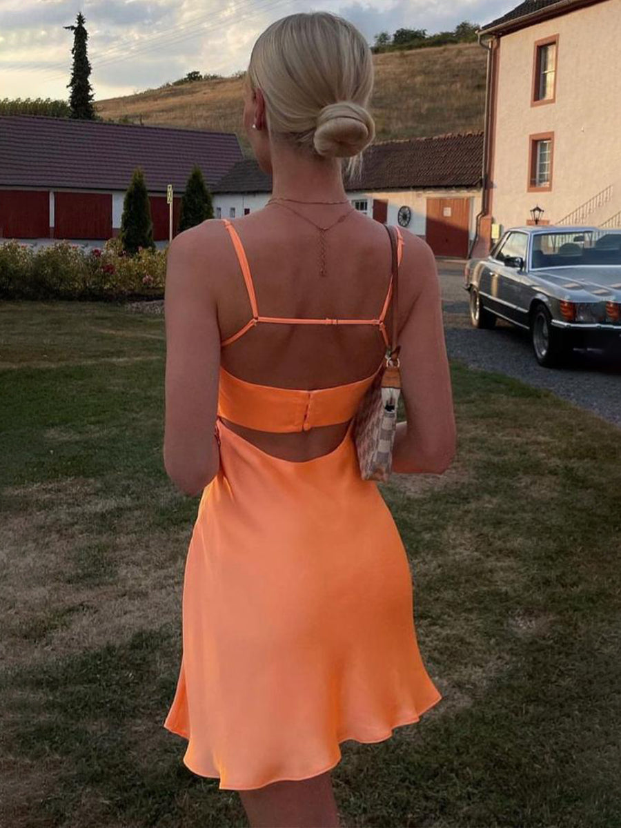 Robe courte de fête en satin à bretelles spaghetti et encolure dégagée