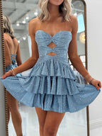 Vestido corto de fiesta satinado en línea A sin tirantes con escote corazón y abertura tipo ojo de cerradura