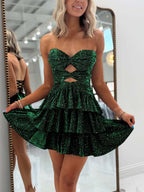 Vestido corto de fiesta satinado en línea A sin tirantes con escote corazón y abertura tipo ojo de cerradura