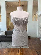 Robe courte de bal de promo bustier ajusté sans bretelles ornée de perles