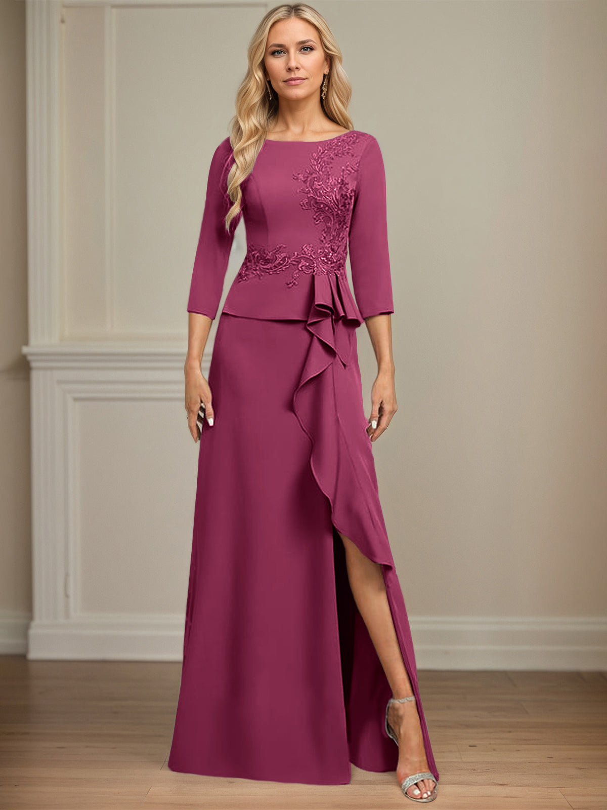 Eng anliegendes bodenlanges Kleid aus Stretch-Crêpe mit Rundhalsausschnitt, Säulenschnitt und kaskadierenden Rüschen-Applikationen
