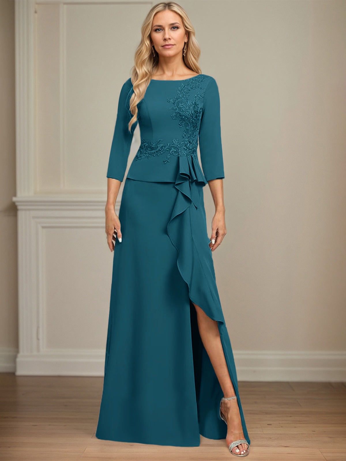 Eng anliegendes bodenlanges Kleid aus Stretch-Crêpe mit Rundhalsausschnitt, Säulenschnitt und kaskadierenden Rüschen-Applikationen