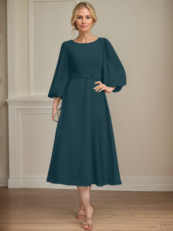 A-Linien Rundhals Tee-Länge Chiffon Kleid für die Brautmutter mit Kristallbrosche und Plissees