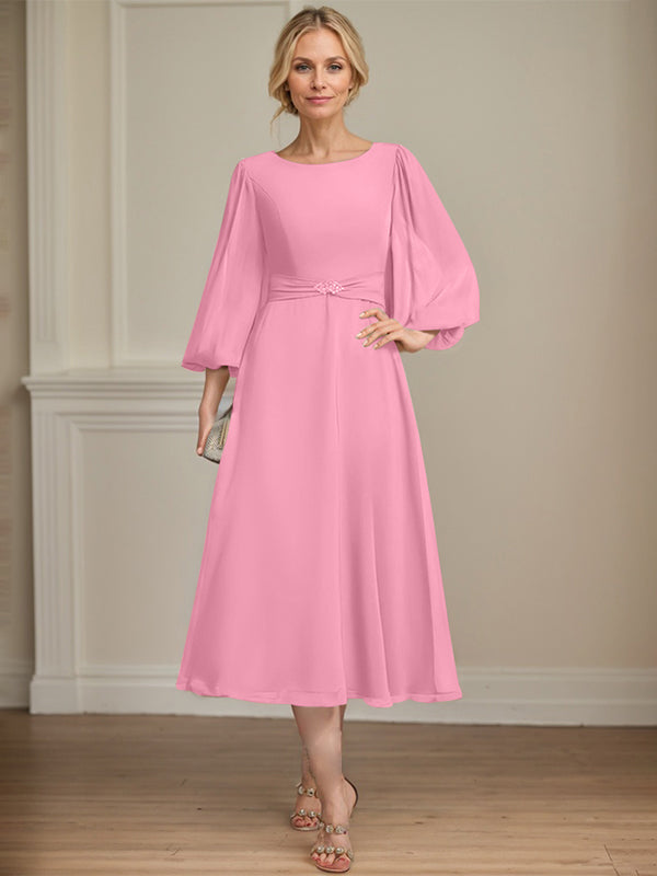 A-Linien Rundhals Tee-Länge Chiffon Kleid für die Brautmutter mit Kristallbrosche und Plissees