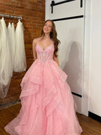 Robe longue de bal rose coupe trapèze en tulle à volants avec appliqué de dentelle