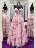 Vestido de baile rosa com corpete corset floral, saia de tule com babados e detalhes em pérolas