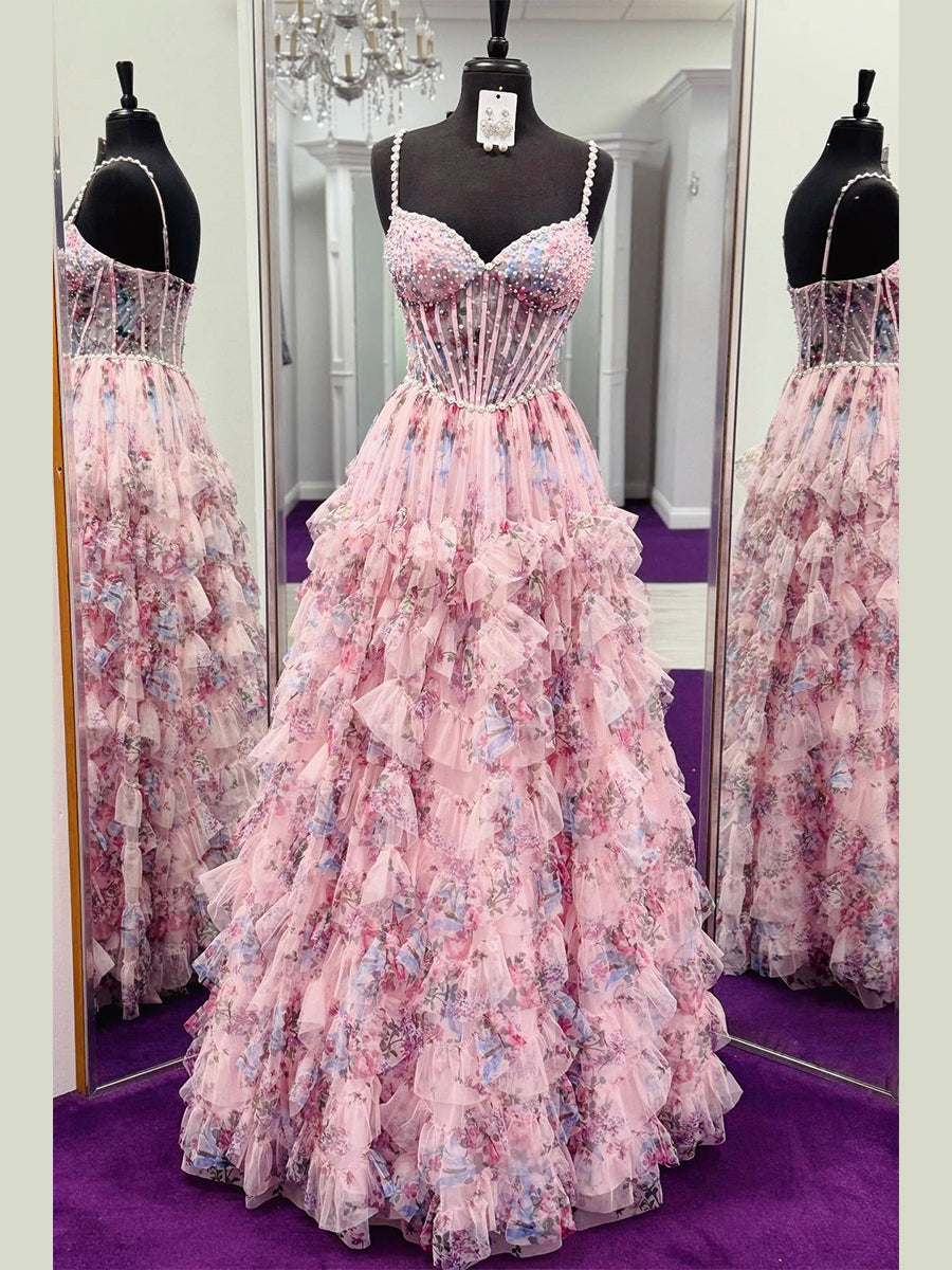 Vestido de baile rosa com corpete corset floral, saia de tule com babados e detalhes em pérolas