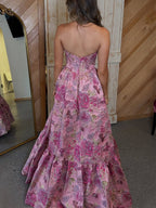 Vestido de baile tomara que caia rosa com estampa floral, corpete em jacquard e linha A