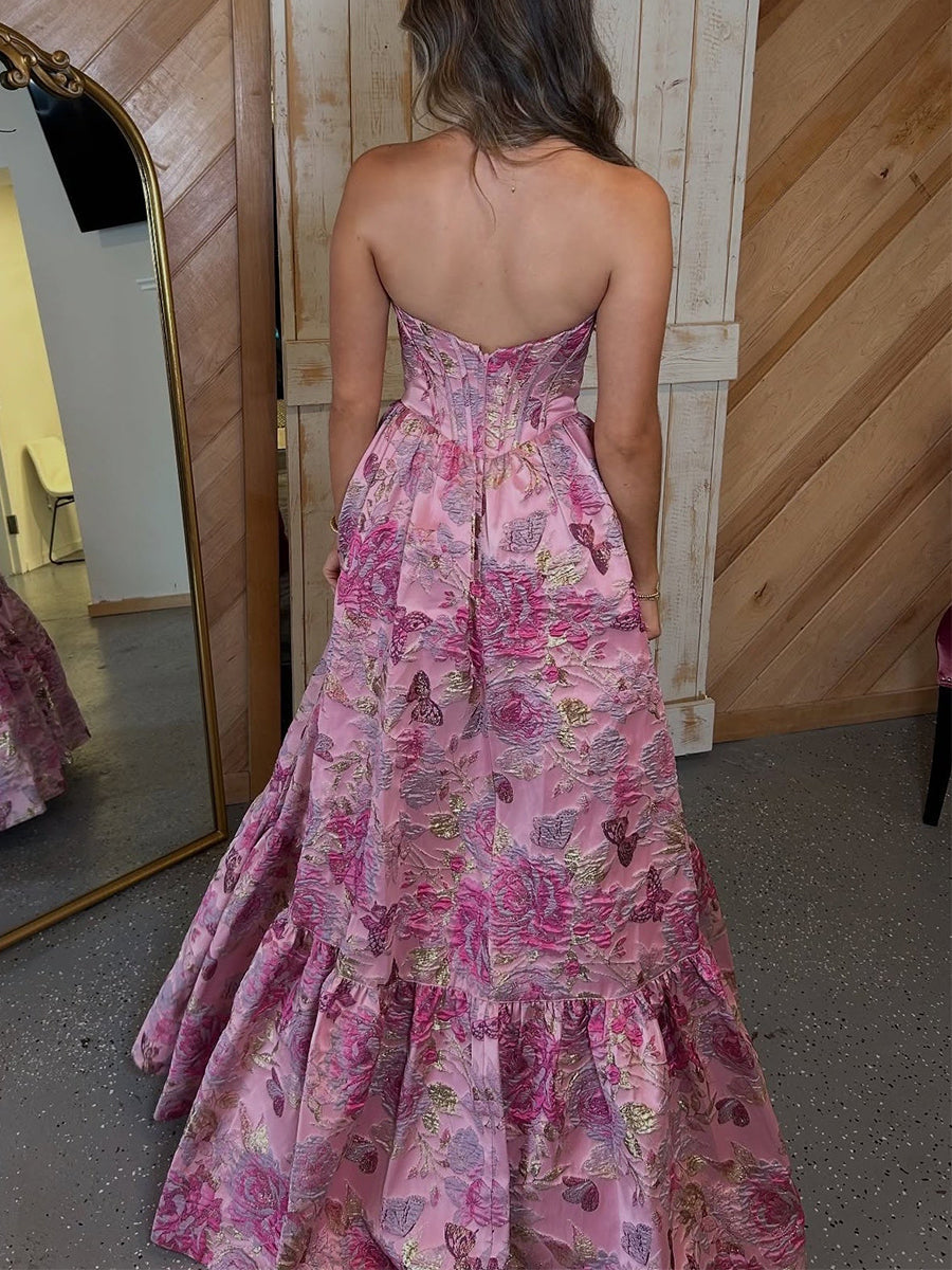 Vestido de baile tomara que caia rosa com estampa floral, corpete em jacquard e linha A