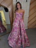 Vestido de baile tomara que caia rosa com estampa floral, corpete em jacquard e linha A
