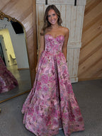 Vestido de baile tomara que caia rosa com estampa floral, corpete em jacquard e linha A