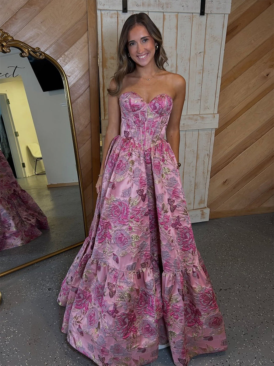 Vestido de baile tomara que caia rosa com estampa floral, corpete em jacquard e linha A