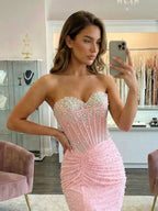 Vestido longo de festa rosa com corpete bordado com pérolas e fenda