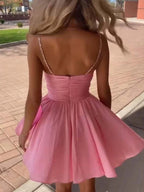 Vestido para baile corte A com alças finas, corpete ilusão e saia em cetim estilo império