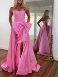Vestido de fiesta rosa de satén sin tirantes con corsé, escote con perlas y lazo