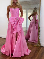 Vestido de fiesta rosa de satén sin tirantes con corsé, escote con perlas y lazo