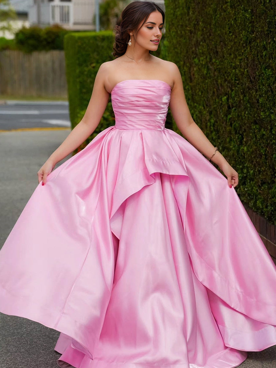 Vestido de fiesta rosa satinado sin tirantes con cuerpo fruncido y falda asimétrica en capas