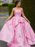 Vestido de fiesta rosa satinado sin tirantes con cuerpo fruncido y falda asimétrica en capas
