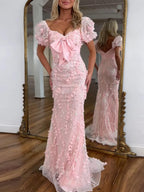 Vestido largo de fiesta sirena con lentejuelas rosas y detalle de lazo en forma de hoja