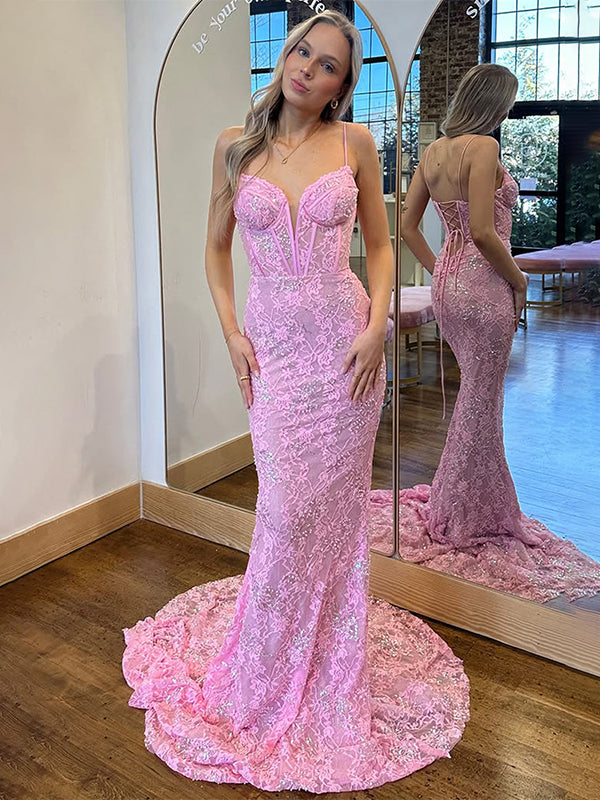 Abito da ballo lungo rosa a sirena con spalline sottili, allacciatura e applicazioni in pizzo