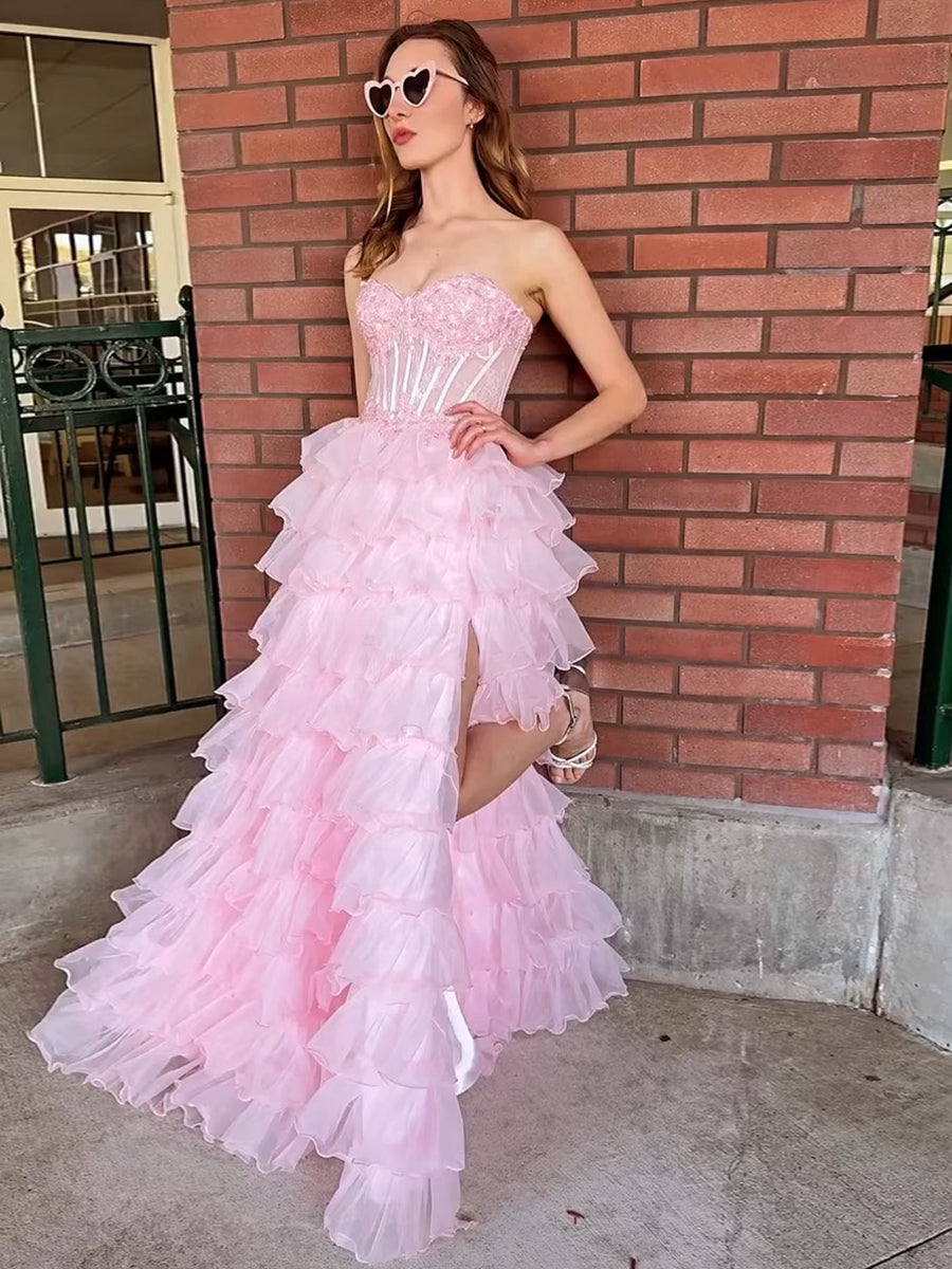 Rosa trägerloses Stufen-Rüschen-Korsett-Prom-Kleid mit Spitzenapplikationen und Schlitz