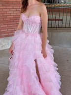 Rosa trägerloses Stufen-Rüschen-Korsett-Prom-Kleid mit Spitzenapplikationen und Schlitz