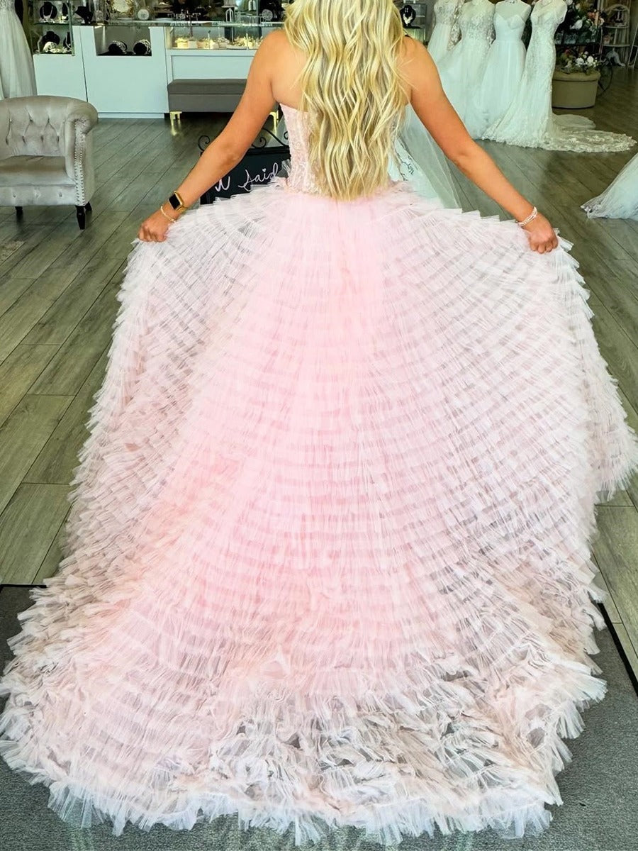 Abito da ballo rosa senza spalline con corpetto a corsetto e gonna voluminosa in tulle a balze