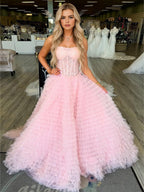 Abito da ballo rosa senza spalline con corpetto a corsetto e gonna voluminosa in tulle a balze
