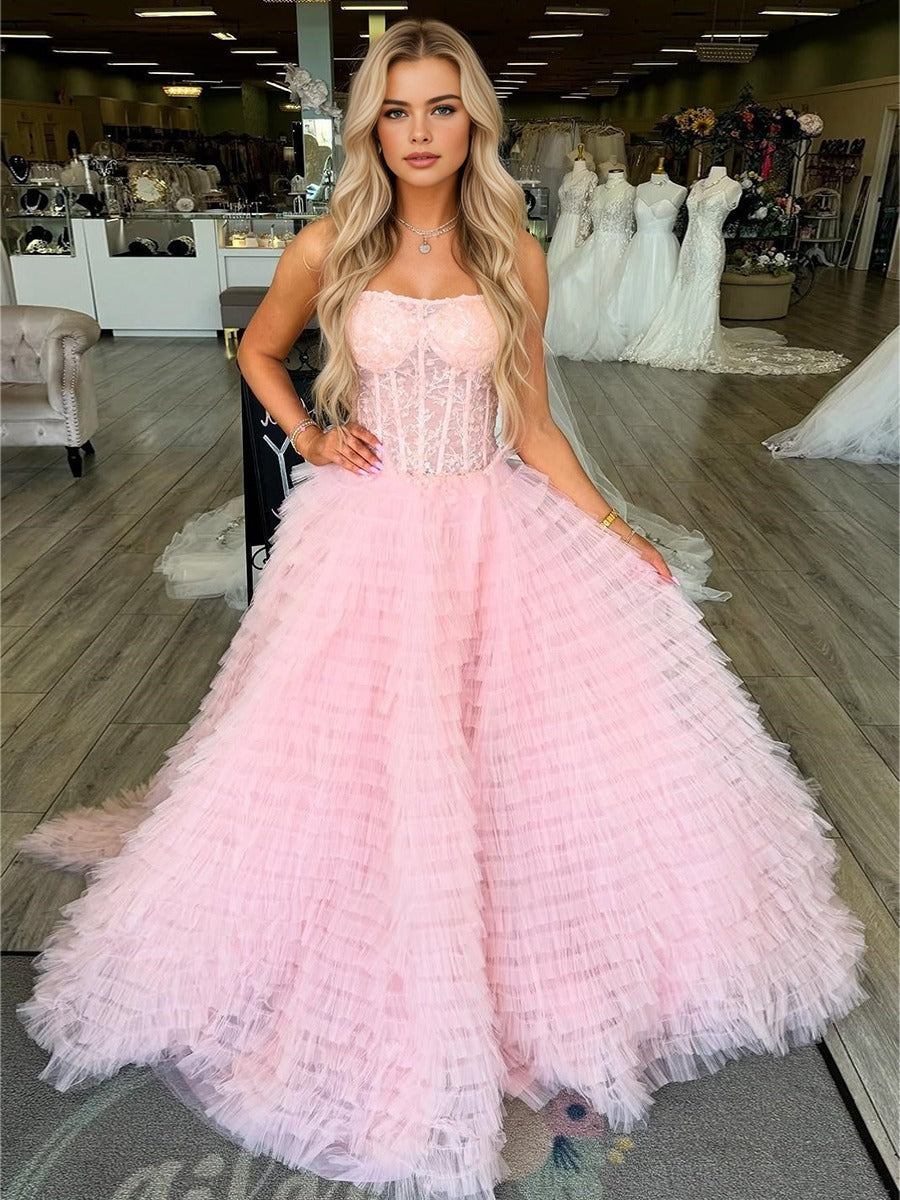Abito da ballo rosa senza spalline con corpetto a corsetto e gonna voluminosa in tulle a balze