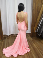 Abito da cerimonia rosa con spalline annodate, arricciato, con spacco sulla coscia