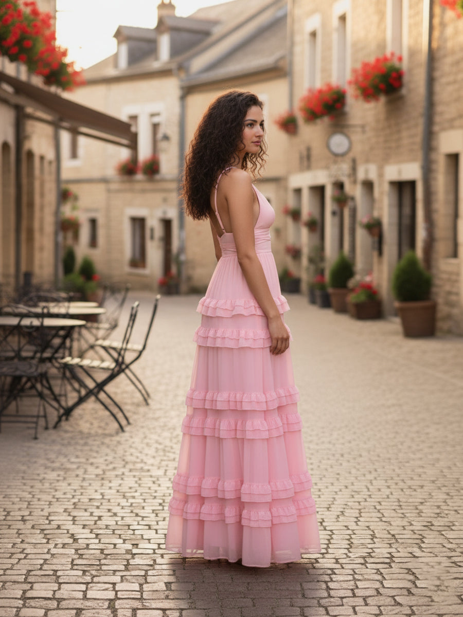 Vestido de madrinha rosa em chiffon com babados, corte em camadas, decote em V