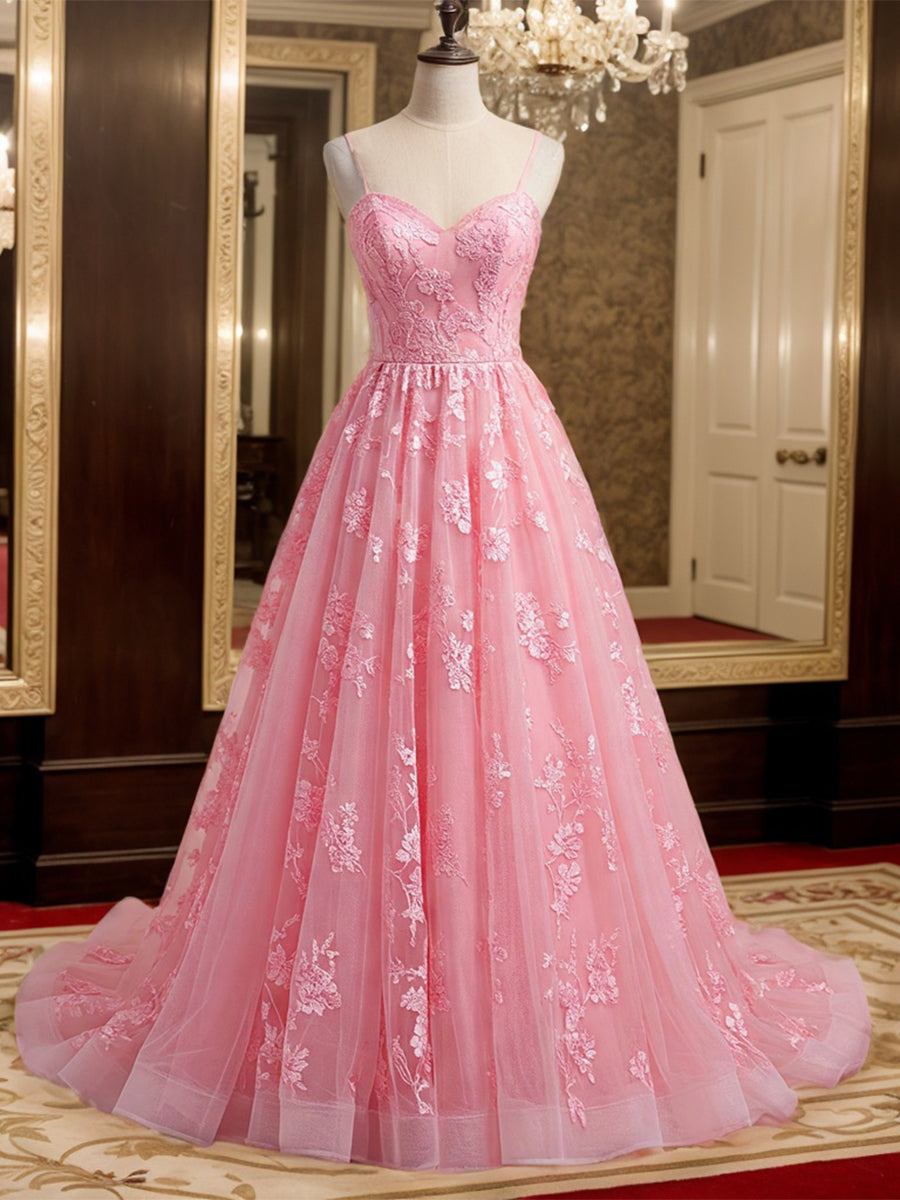 Vestido de baile rosa, modelo evasê, com alças finas de tule e apliques