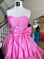 Vestido corto de regreso a casa satinado sin tirantes con corte en A y lazo