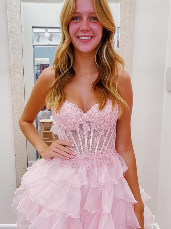 Robe courte trapèze à col cœur avec laçage en dentelle et jupe en tulle superposée pour retour à la maison