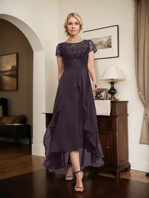 Robe mère de la mariée en chiffon et dentelle, ligne A, encolure dégagée illusion, asymétrique, avec nœud, volants et sequins