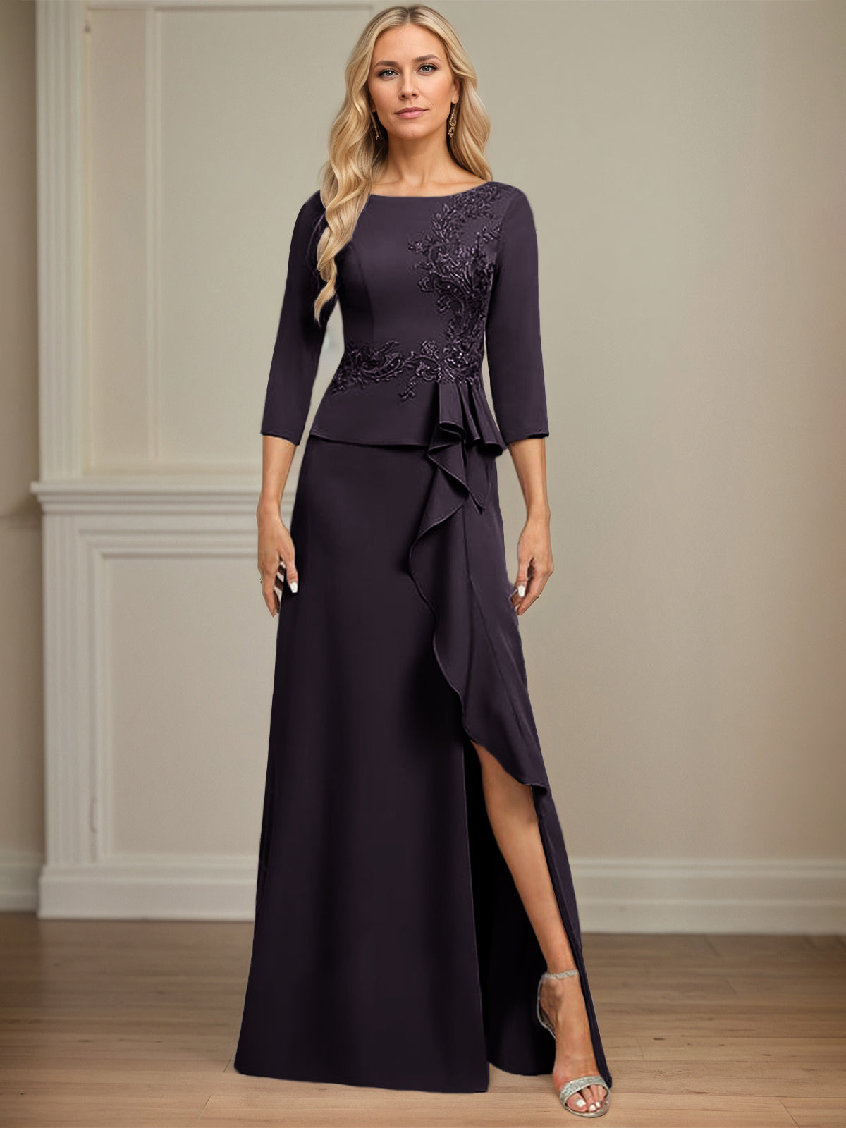 Eng anliegendes bodenlanges Kleid aus Stretch-Crêpe mit Rundhalsausschnitt, Säulenschnitt und kaskadierenden Rüschen-Applikationen