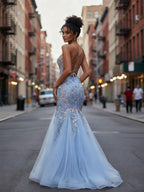 Vestido de baile sereia de tule com decote profundo em V e bordado floral