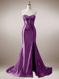 Vestido longo de baile roxo sereia tomara que caia com corpete e decote coração com fenda
