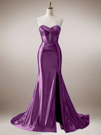 Vestido longo de baile roxo sereia tomara que caia com corpete e decote coração com fenda