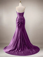 Vestido longo de baile roxo sereia tomara que caia com corpete e decote coração com fenda