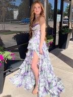 Vestido de fiesta largo de gasa floral con escote corazón y falda en capas con abertura