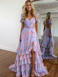 Lila bedrucktes A-Linien-Abendkleid mit Stufen und Schlitz