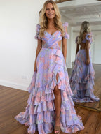 Lila bedrucktes A-Linien-Abendkleid mit Stufen und Schlitz
