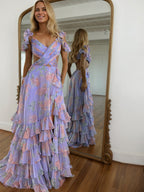 Lila bedrucktes A-Linien-Abendkleid mit Stufen und Schlitz